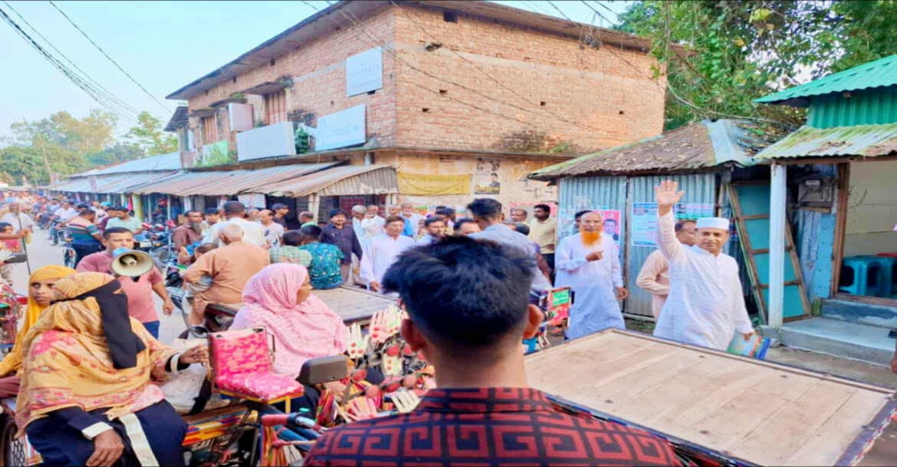 মান্দায় ৩১ দফা বাস্তবায়নে এম এ মতীনের গণসংযোগ ও লিফলেট বিতরণ