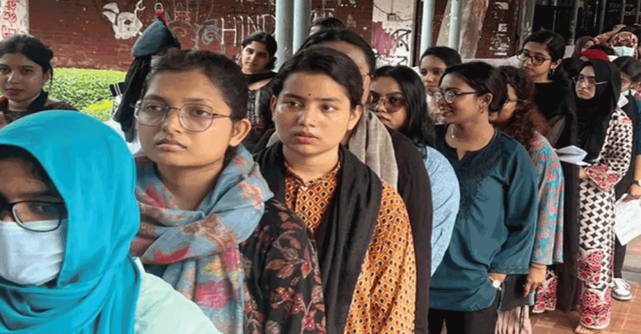 প্রথম ভোট দিয়ে উচ্ছ্বসিত তরুণ ভোটাররা