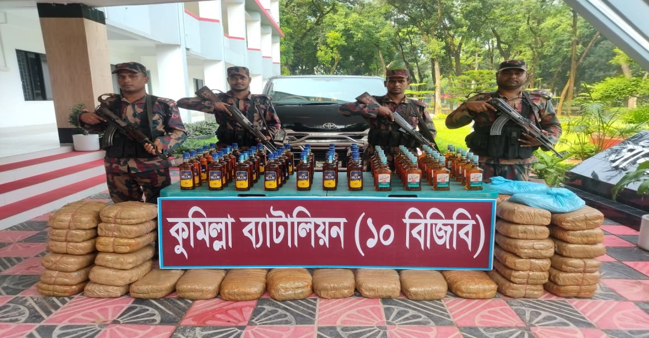 কুমিল্লায় ১০ বিজিবির অভিযানে মাদকবাহী মাইক্রোবাস জব্দ, বিপুল পরিমাণ মদ-গাঁজা উদ্ধার