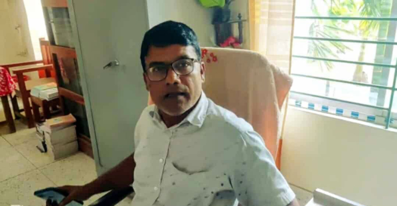 পুঠিয়ায় নিয়োগ দিয়ে হাতিয়ে নিয়েছে কয়েক লক্ষ টাকা,অফিস বন্ধ করে চলে ধূমপান প্রধান শিক্ষকের