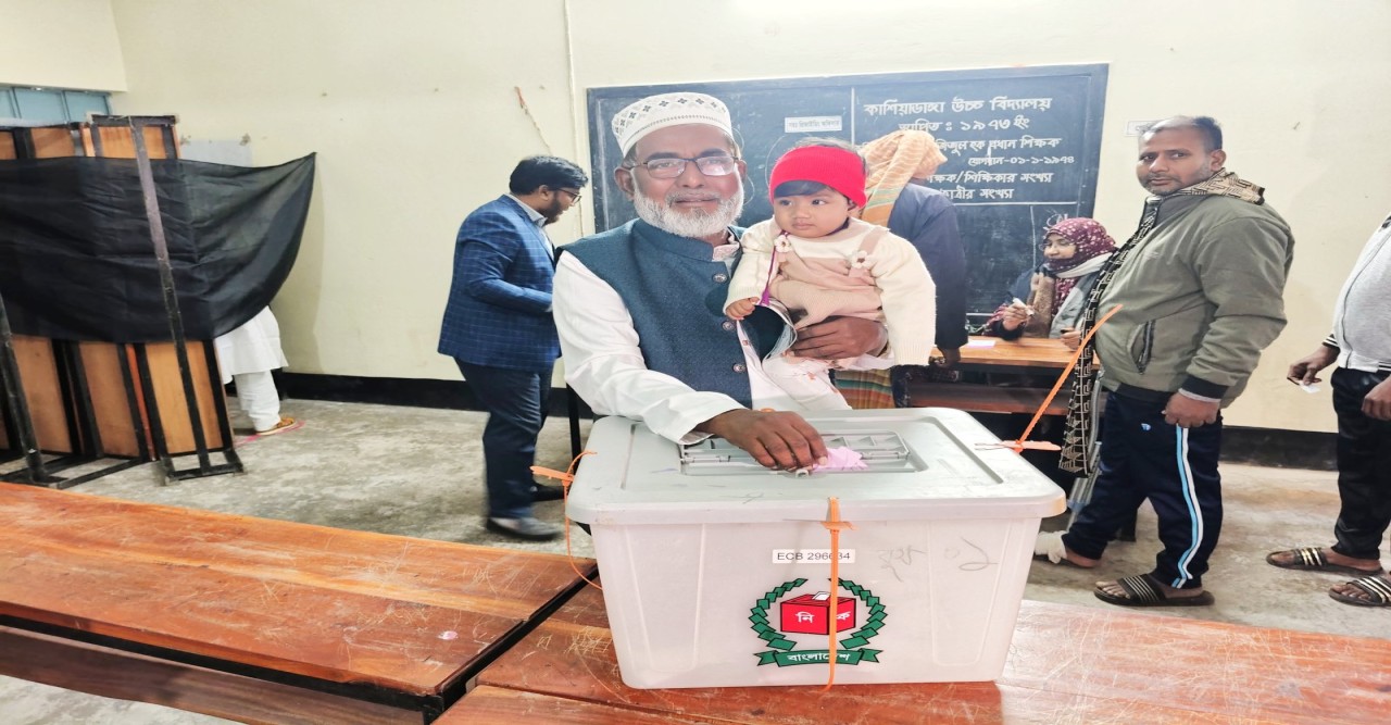 রাজশাহী-৩ আসনে প্রথম ভোট দিলেন দাড়িপাল্লার প্রার্থী আবুল কালাম আজাদ