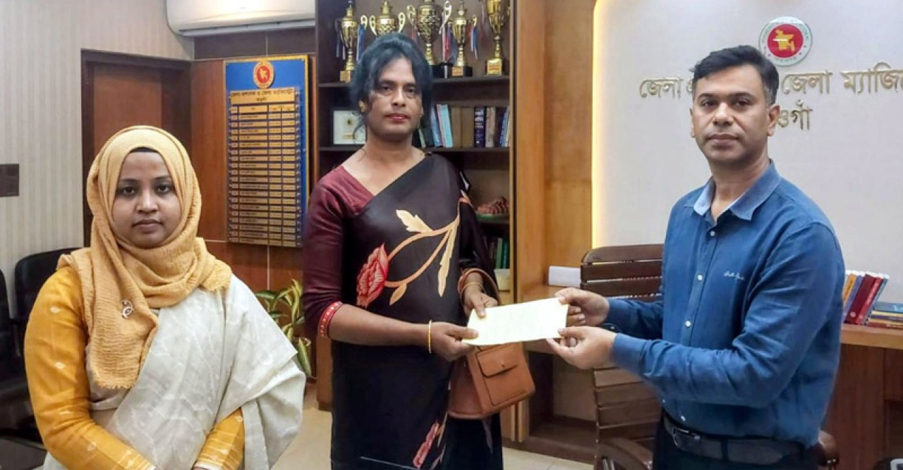 নওগাঁয় ডিসির ইদ উপহার পেলো তৃতীয়লিঙ্গরা