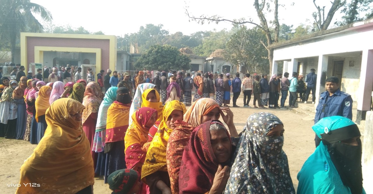 চাঁপাইনবাবগঞ্জে প্রথম দুই ঘন্টায় ভোট পড়েছে প্রায় ২০ শতাংশ