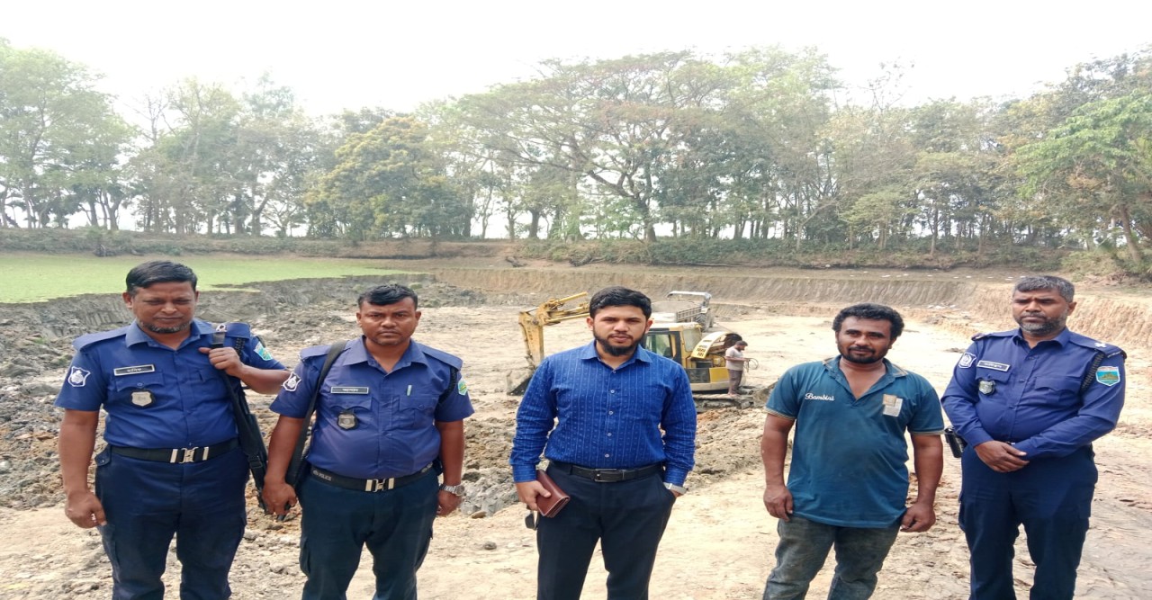 মান্দায় পুকুরের মাটি বিক্রি: খননকারীরে জরিমানা