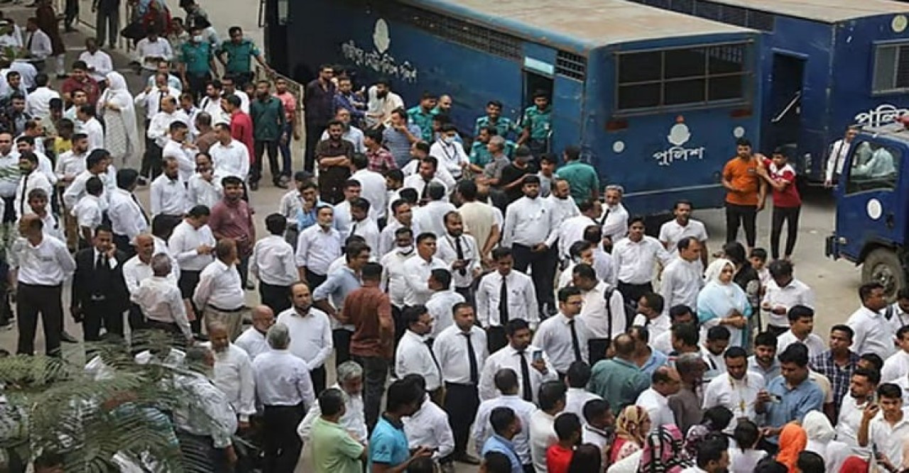 হত্যাচেষ্টা মামলা: আওয়ামীপন্থী ৮৪ আইনজীবী কারাগারে