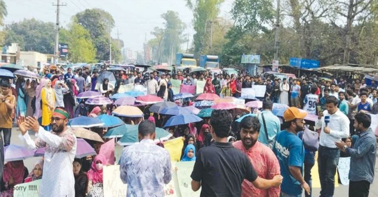 ধর্ষকের শাস্তির দাবিতে উত্তাল রাবি মহাসড়ক অবরোধ