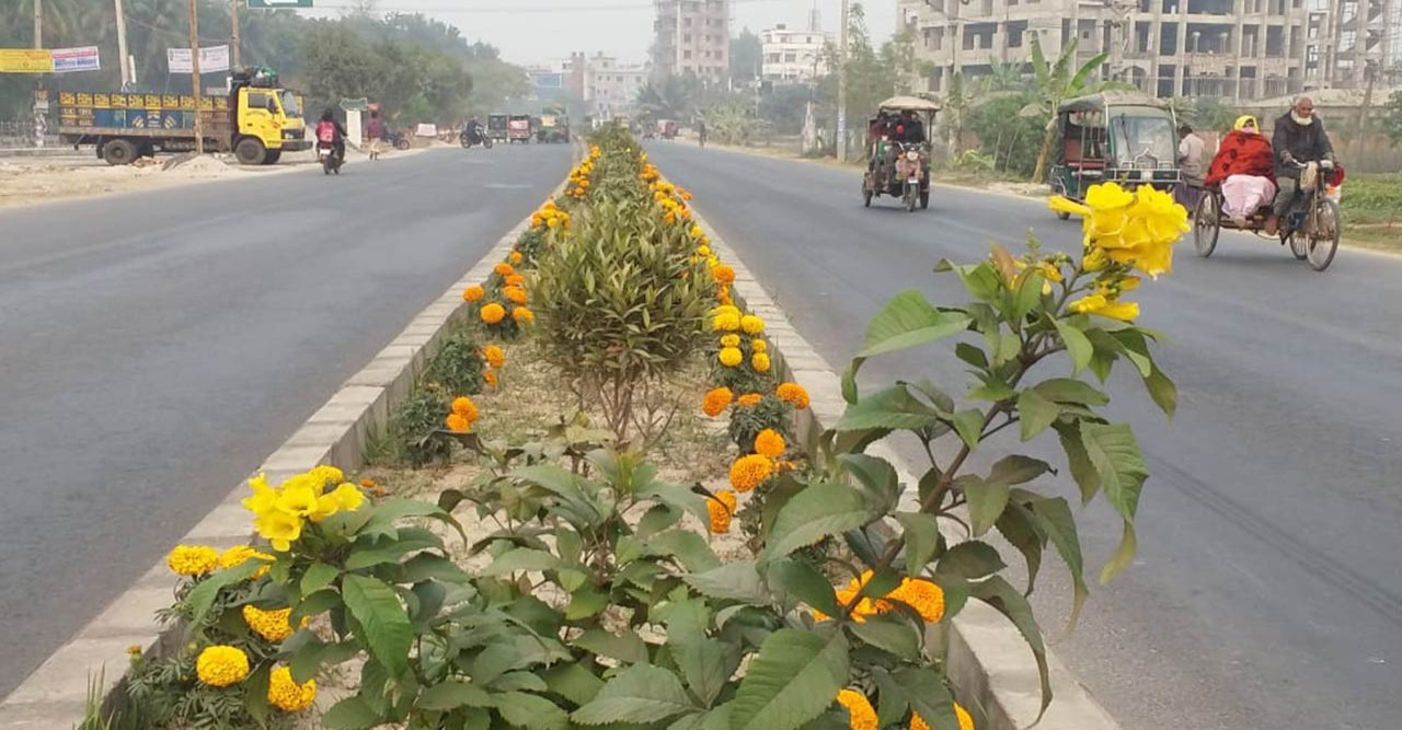 নান্দনিক সৌন্দর্য ও মুগ্ধতা ছড়াচ্ছে পুরো নাটোর শহর