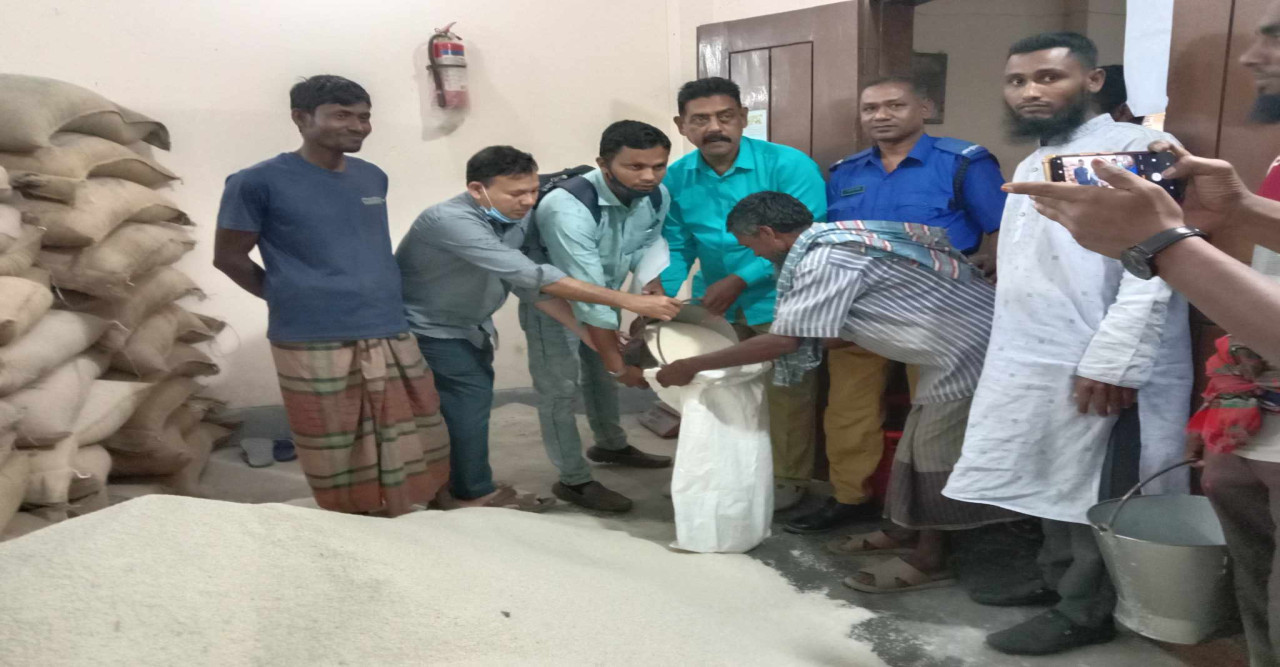 গনেশপুর ইউনিয়নে ভিজিএফ’র চাল বিতরণ