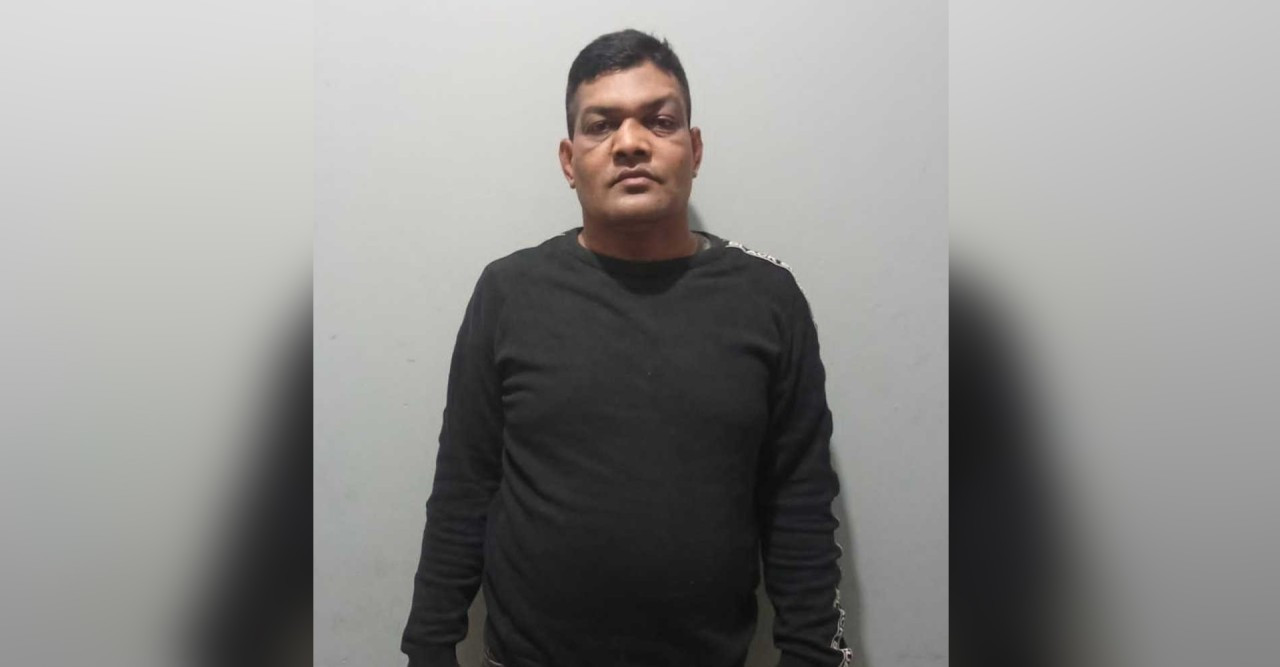 ডিবি পরিচয়ের ছিনতাইকারীকে গণপিটুনি দিয়ে পুলিশে দিলো জনতা