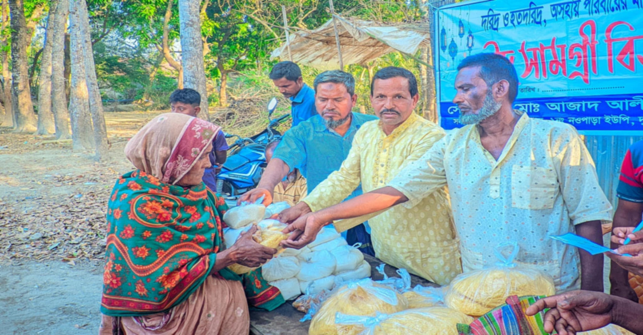 দুর্গাপুরে চেয়ারম্যান আজাদ আলী সরদারের ঈদ উপহার পেল ২০০ পরিবার