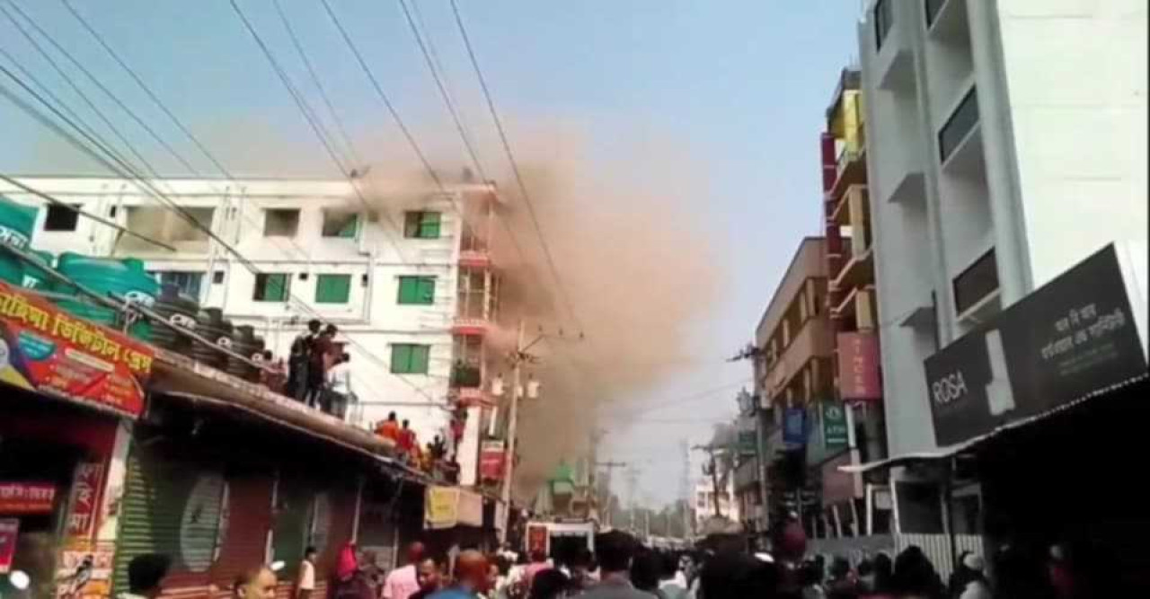 বাগেরহাটের চিতলমারীতে বাণিজ্যিক ভবনে আগুন নিহত এক