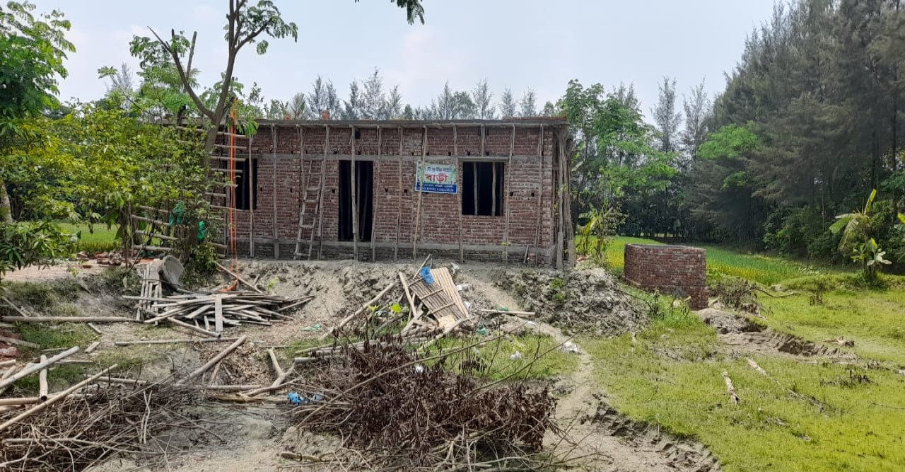 নোয়াখালীতে আদালতের আদেশ অমান্য করে পাকা দালান নির্মাণ   এলাকায় ছাড়া :  জমির মালিক