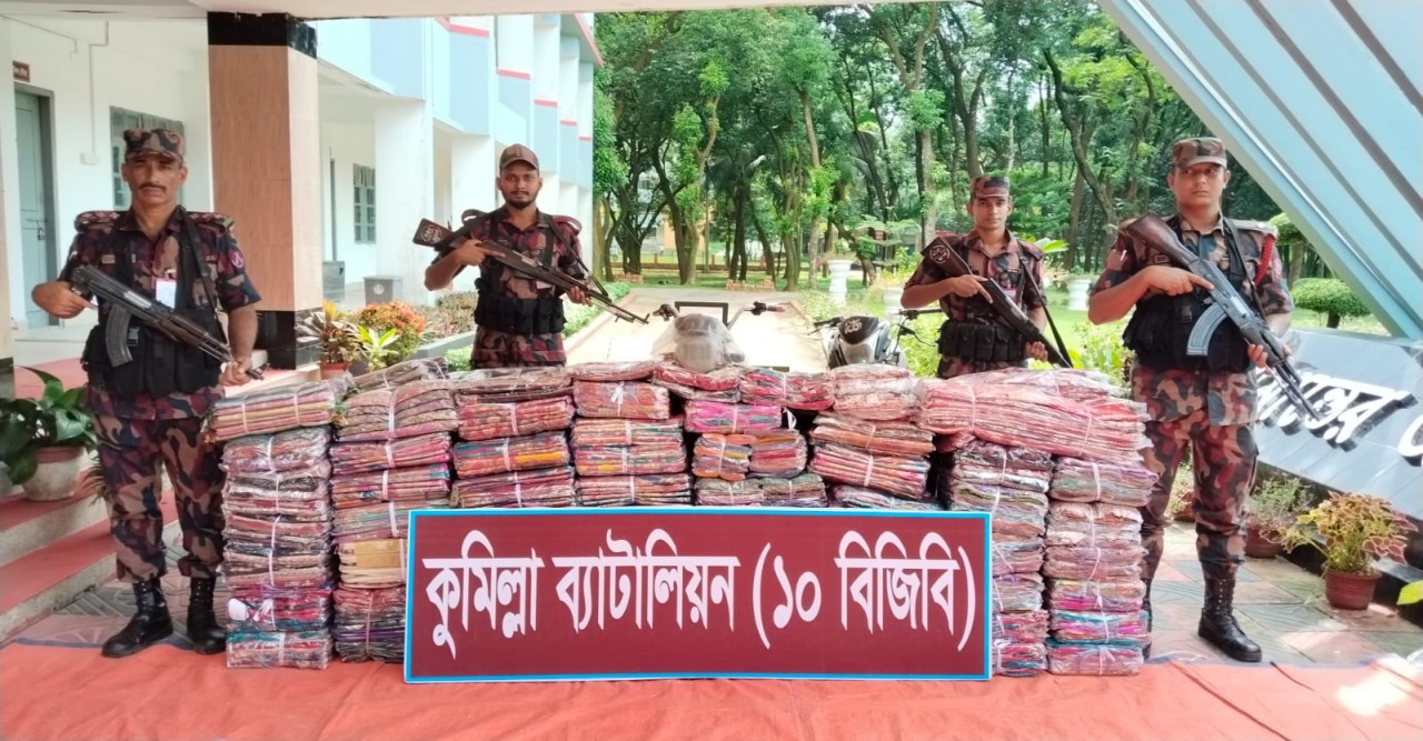 কুমিল্লায় আড়াই কোটি টাকার ভারতীয় শাড়িসহ ২টি যানবাহন জব্দ করেছে বিজিবি