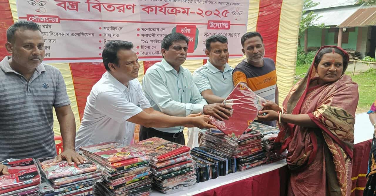 বাগমারায় পিছিয়ে পড়া জনগোষ্ঠীর মাঝে সমাজসেবক সমরেশের বস্ত্র বিতরণ