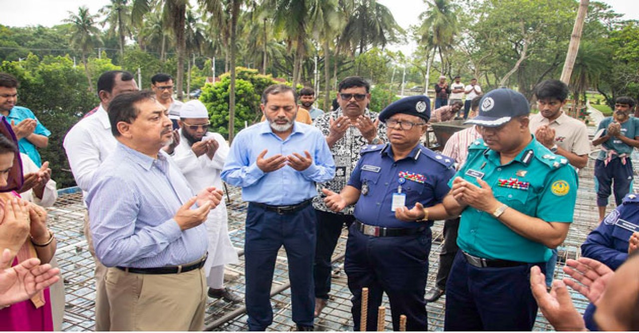 রাজশাহী কেন্দ্রীয় উদ্যান মসজিদ নির্মাণকাজের উদ্বোধন করলেন স্বরাষ্ট্র মন্ত্রণালয়ের সিনিয়র সচিব