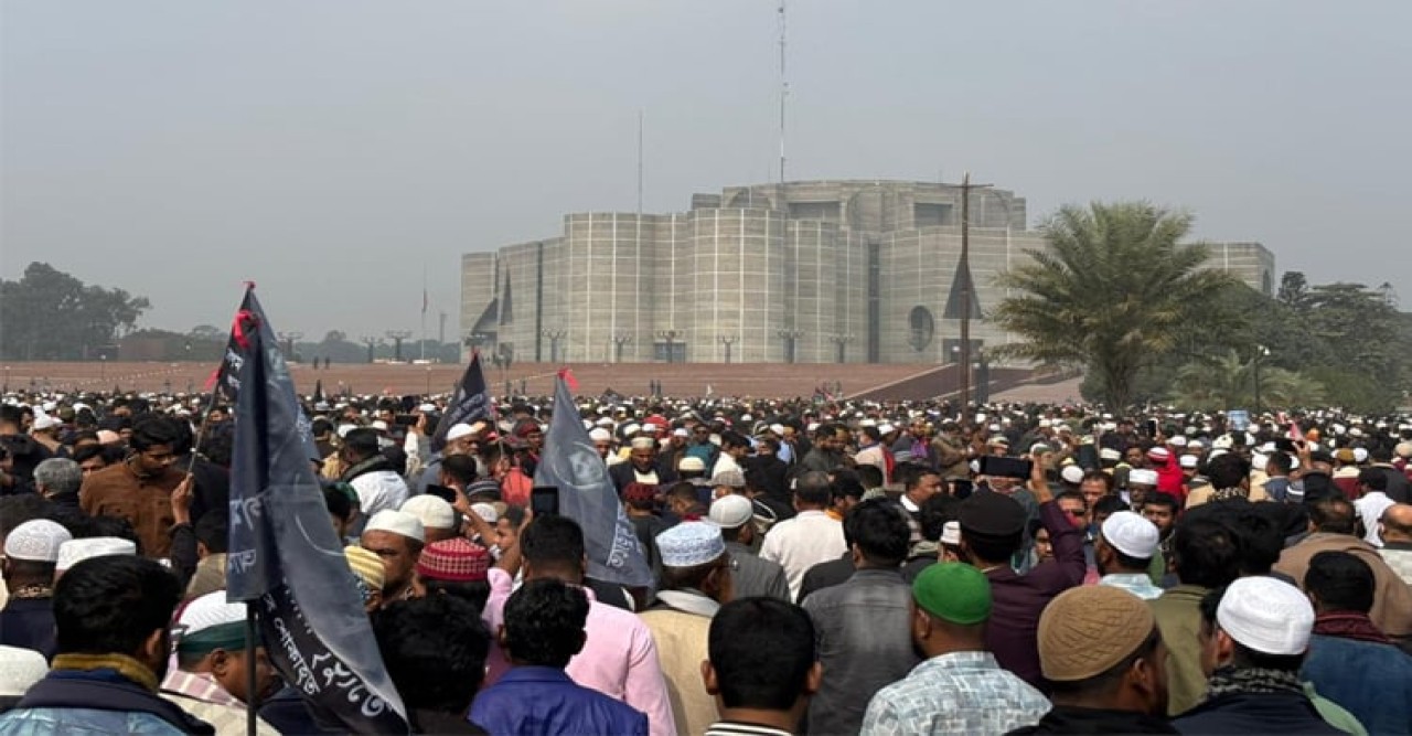প্রিয় নেত্রীকে শেষ বিদায় জানাতে ঢাকায় সর্বস্তরের মানুষের ঢল