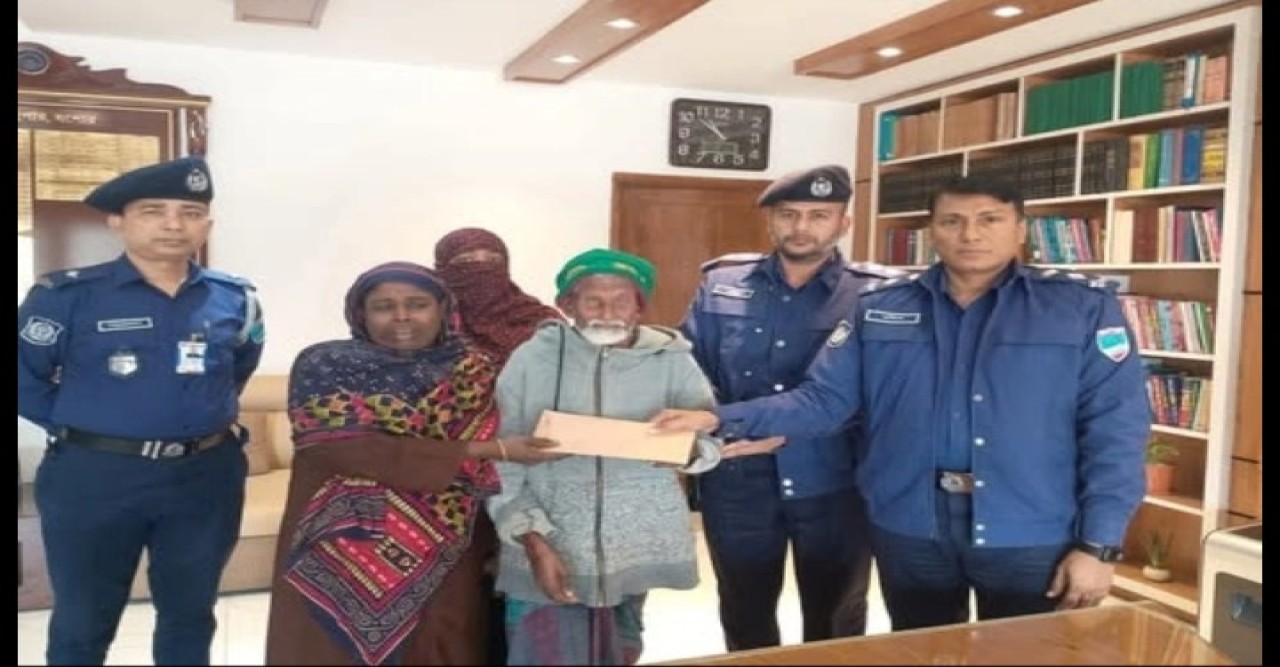 ঝিকরগাছায় হত্যার শিকার শামীমের পরিবারের পাশে পুলিশ সুপার রফিকুল ইসলাম