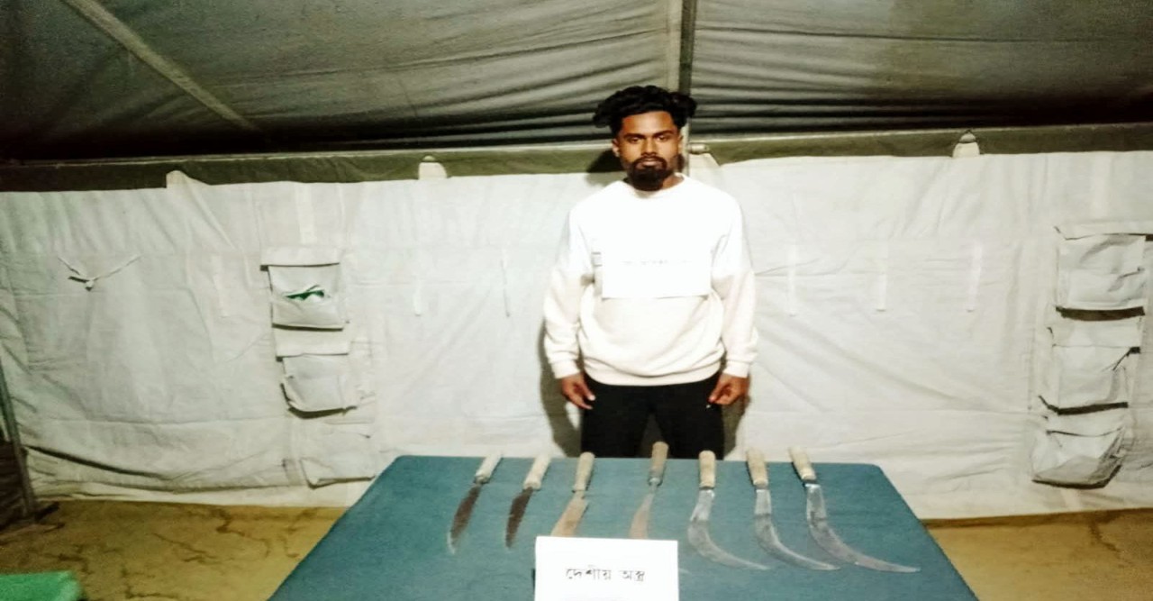 বাগমারায় সেনাবাহিনীর অভিযান: অস্ত্র ও মাদকসহ যুবক আটক