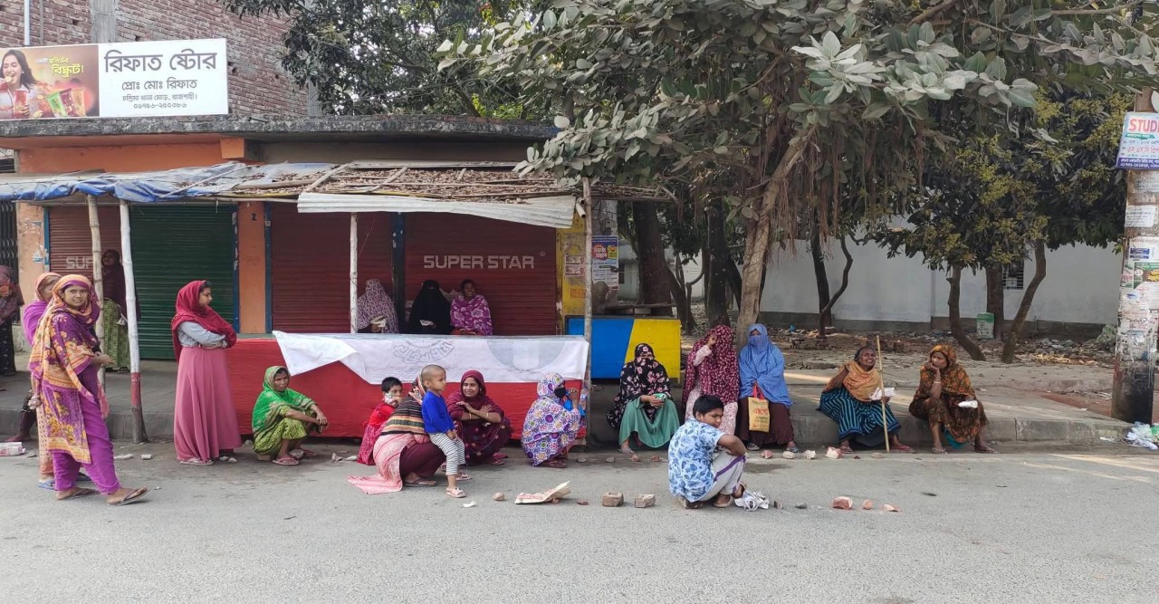 "একটি ইটের অপেক্ষা: স্বল্পমূল্যের পণ্যের আশায় বারোরাস্তার মোড়ে দীর্ঘশ্বাস"