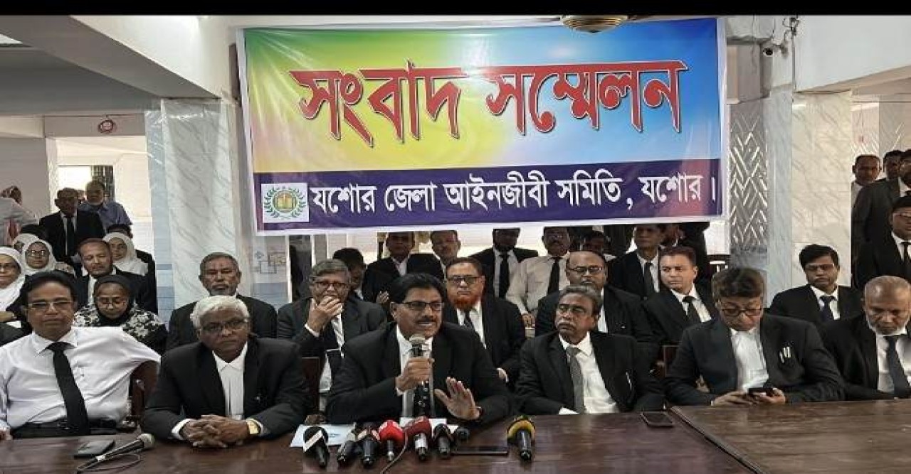 যশোরে বার-বেঞ্জ মুখোমুখি, আইনমন্ত্রীর হস্তক্ষেপ চেয়ে আইনজীবী সমিতির সংবাদ সম্মেলন