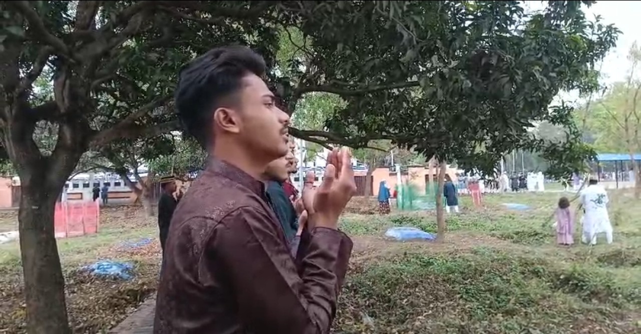 উৎসবের আনন্দ যখন স্মৃতির দুয়ারে: ঈদের সকালে কবরস্থানে প্রিয়জনের খোঁজে