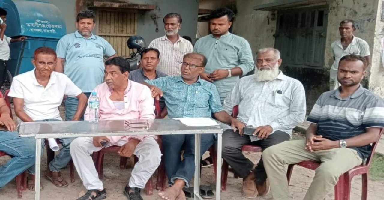 উপজেলার ফটকে চেয়ার-টেবিল পেতে কর্মকর্তাদের খবরদারি