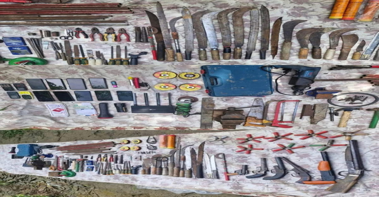 চট্টগ্রামের সীতাকুন্ডের সলিমপুর এলাকায় দেশীয় অস্ত্রের কারখানার সন্ধান অস্ত্র ও গোলাবারুদ সহ আটক ৪