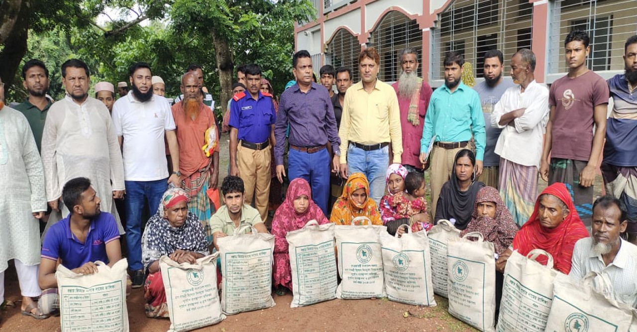 শার্শায় বন্যায় মানুষের আশ্রয় কেন্দ্রে ১০০শ' পরিবারের মাঝে ত্রাণ সামগ্রী বিতরণ করেছেন উপজেলা প্রশাসন
