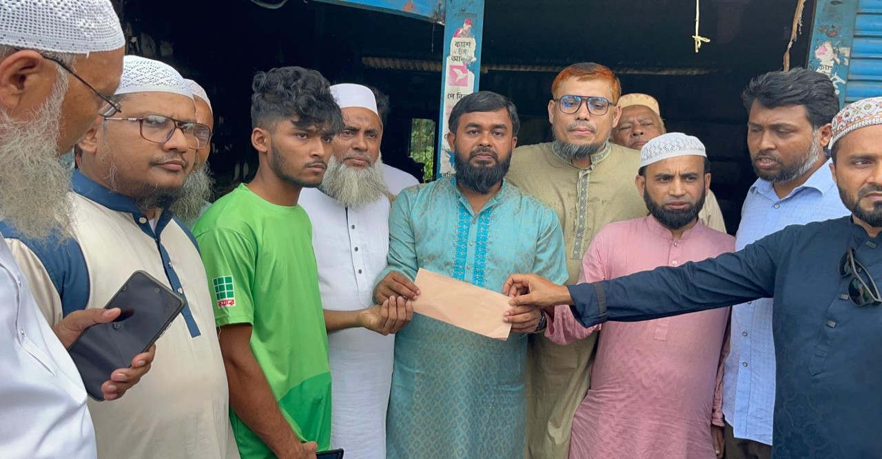রামগঞ্জে অগ্নিকাণ্ডে ক্ষতিগ্রস্ত ব্যবসায়ীর পাশে জামায়াতে ইসলামী