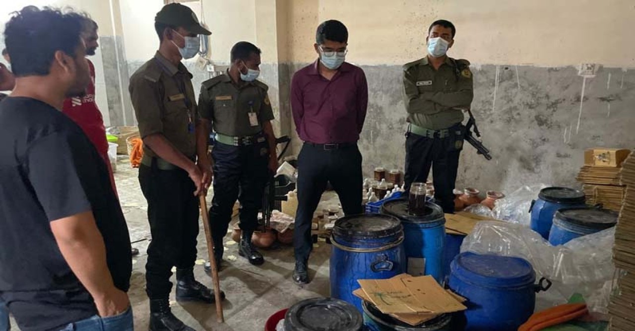 পুঠিয়ায় ‘ফ্রেশ ফুড’কে জরিমানা, ঘিয়ের বদলে ব্যবহার হতো কৃত্রিম সুগন্ধি