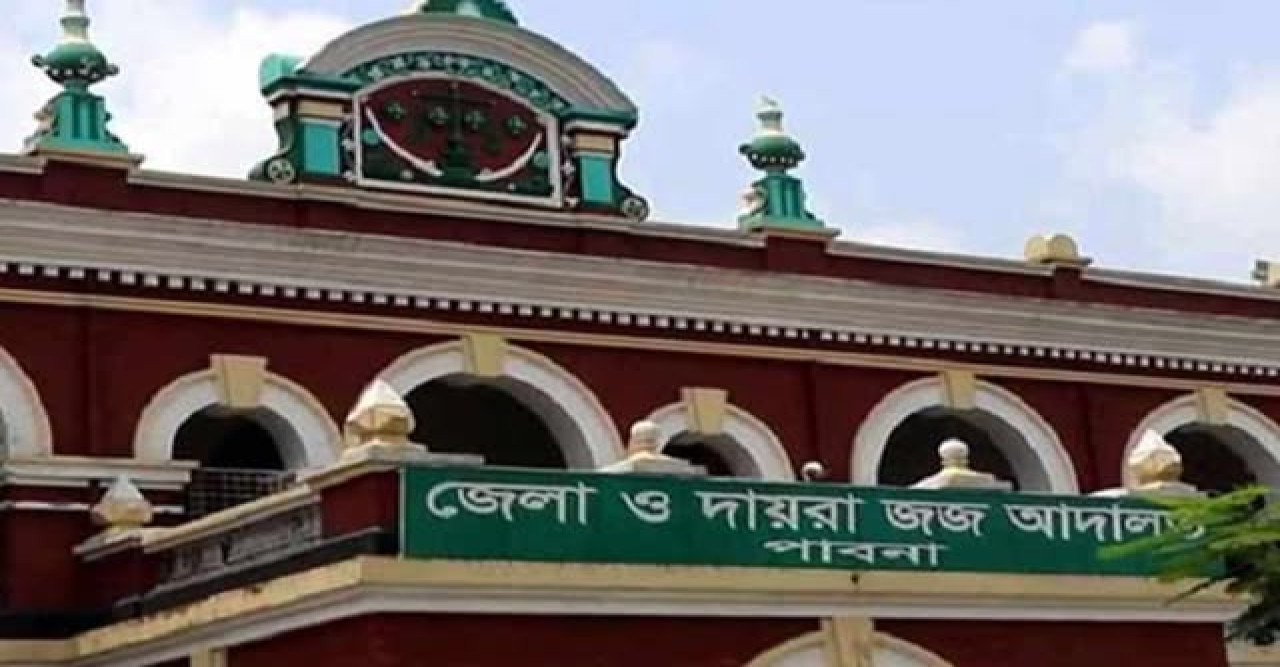 পাবনায় আদালতের এজলাসেই পুলিশকে মারধর, বিএনপির  নেতাকর্মী ৬জন গ্রেফতার