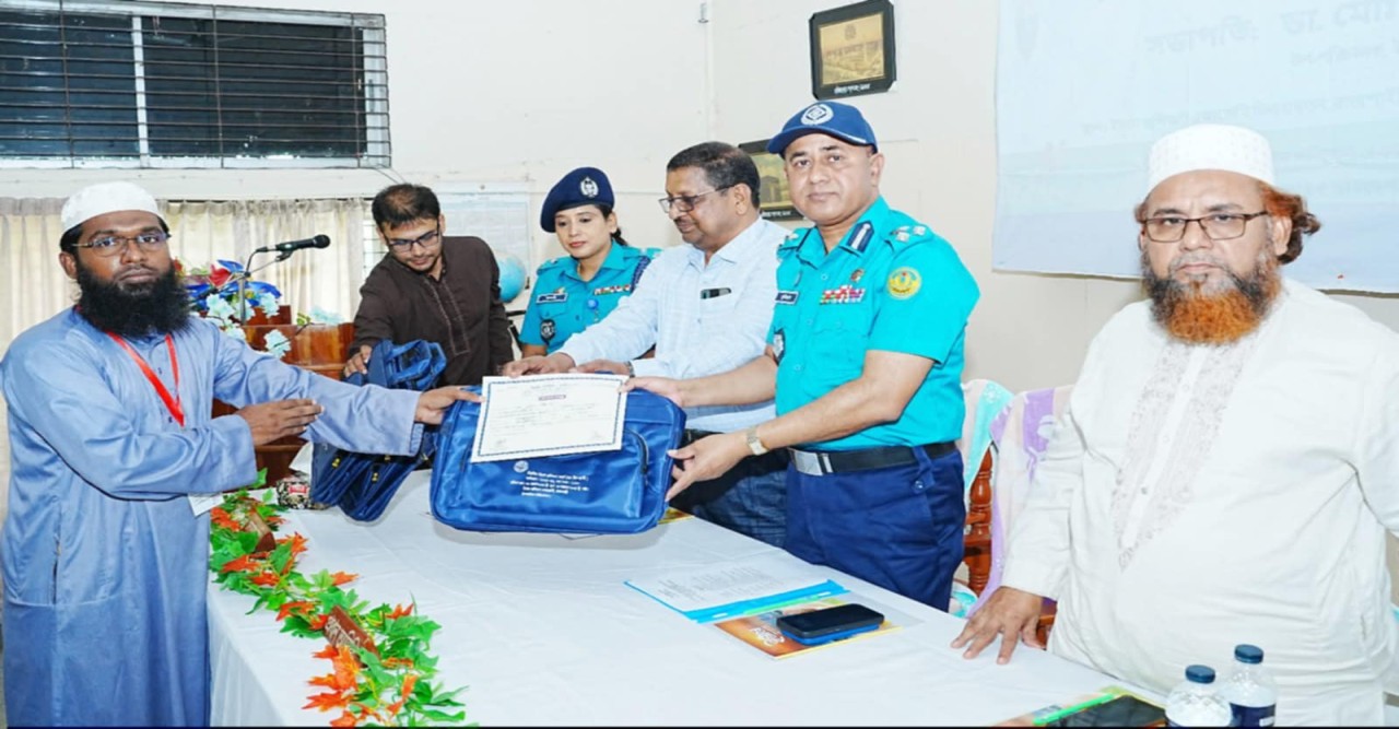 রাজশাহীতে ঈমাম প্রশিক্ষণ একাডেমিতে সমাপনী ও সনদপত্র বিতরণ করেন পুলিশ কমিশনার : আবু সুফিয়ান