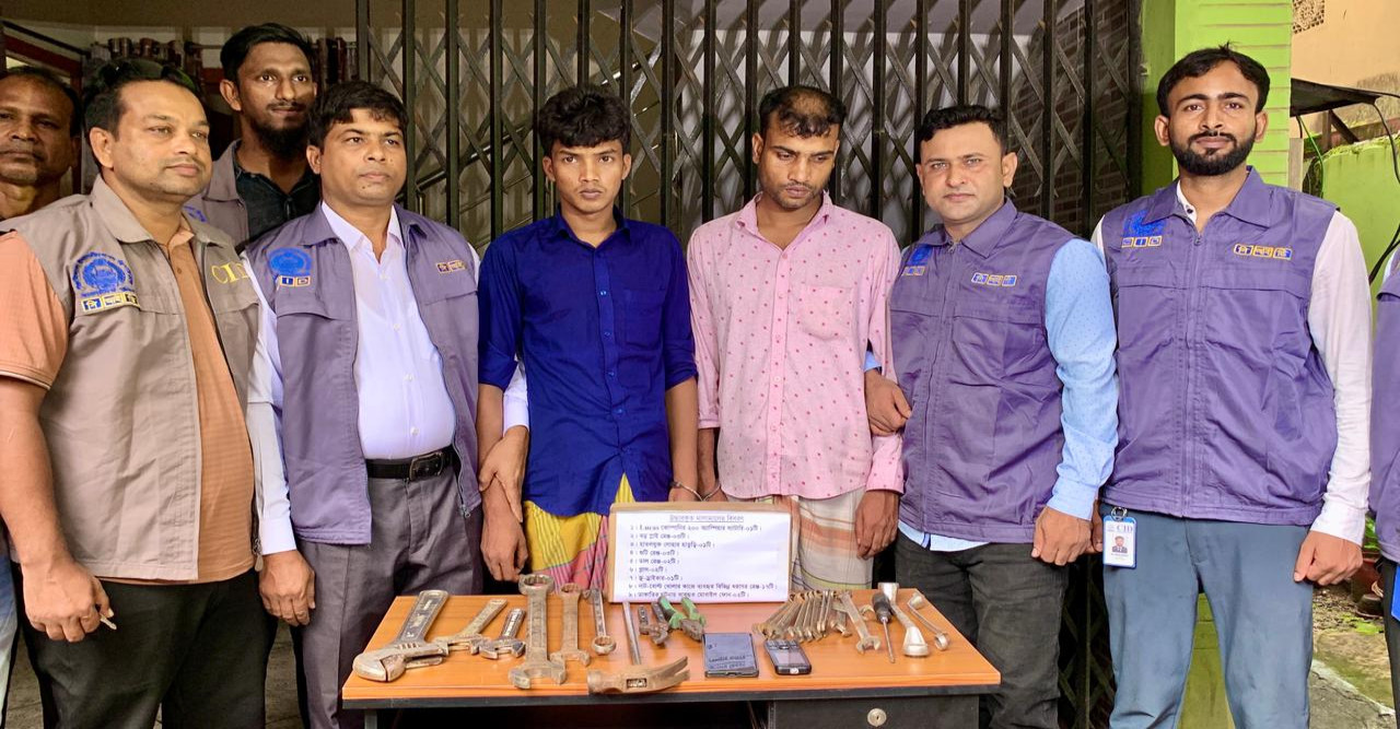 রাজশাহীর মোহনপুরের দেশ কোল্ড  স্টোরেজে  সংঘবদ্ধ ডাকাতির ঘটনায় দুই জনকে গ্রেফতার করেছে সিআইডি