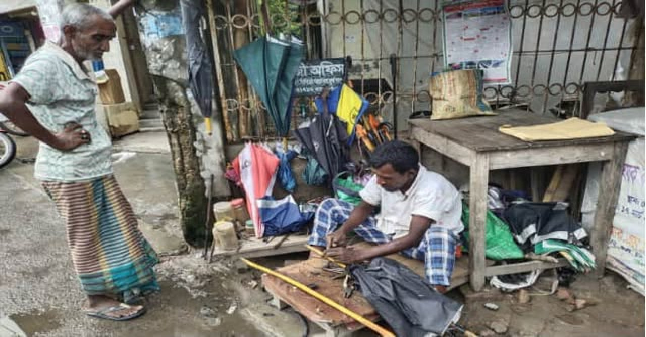 বেনাপোলে অব্যাহত বৃষ্টিতে ব্যস্ততা বেড়েছে ছাতা কারিগরদের