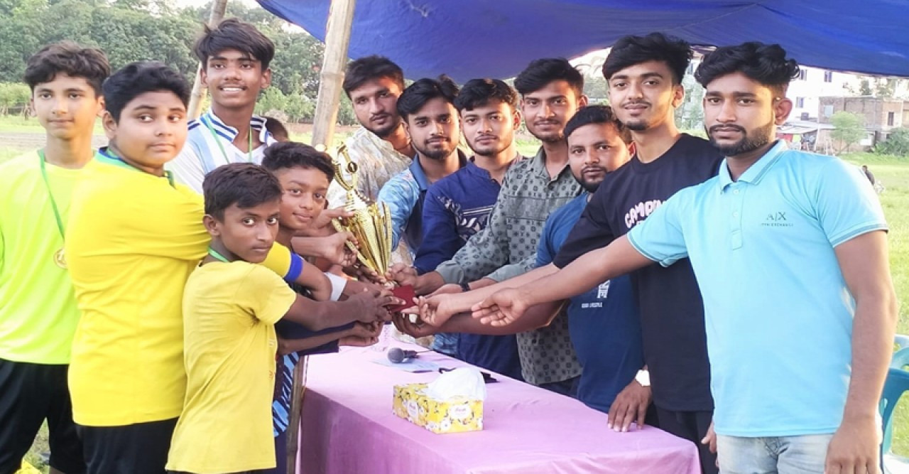 রাজশাহীর বায়া মিনিবার ফুটবল টুর্নামেন্টে রাতুল একাদশ চ্যাম্পিয়ন