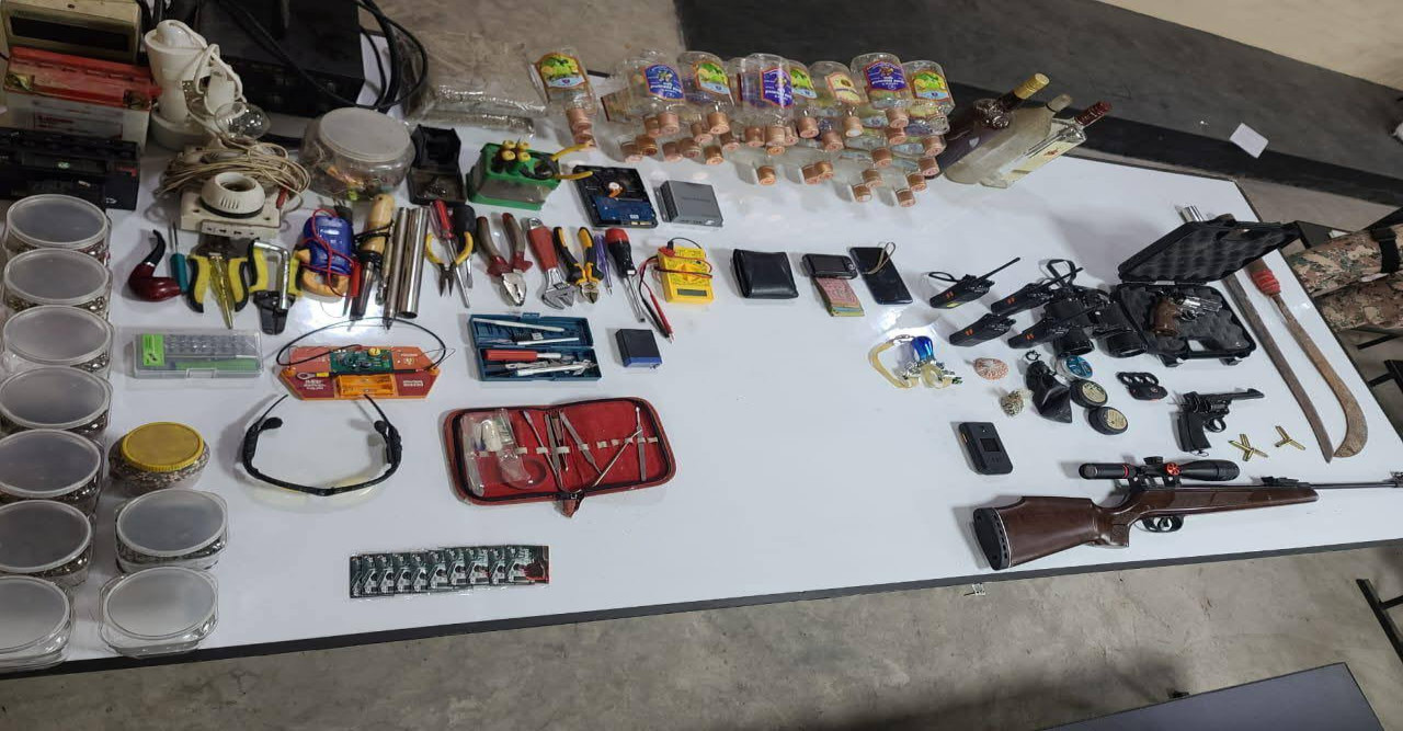 রাজশাহীতে সেনাবাহিনীর অভিযান  অস্ত্র ও বিস্ফোরক তৈরীর সরঞ্জাম উদ্ধার