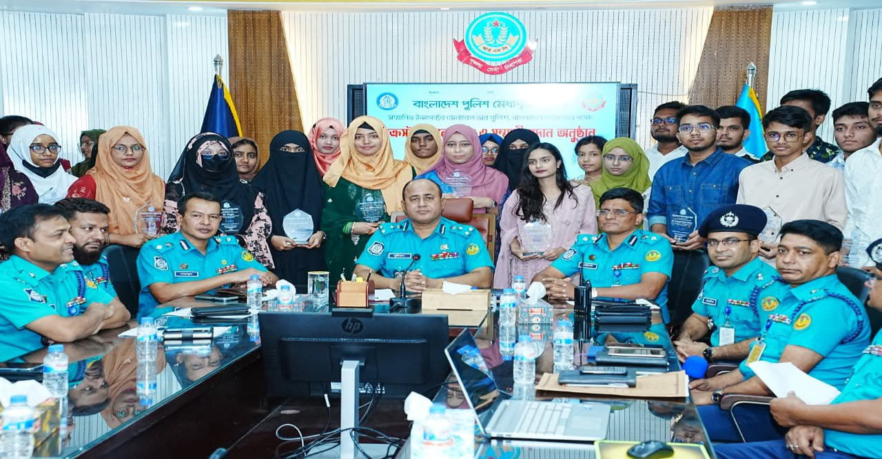 আরএমপি পুলিশ পরিবারের মেধাবী সন্তানদের মেধাবৃত্তি প্রদান করলেন পুলিশ কমিশনার