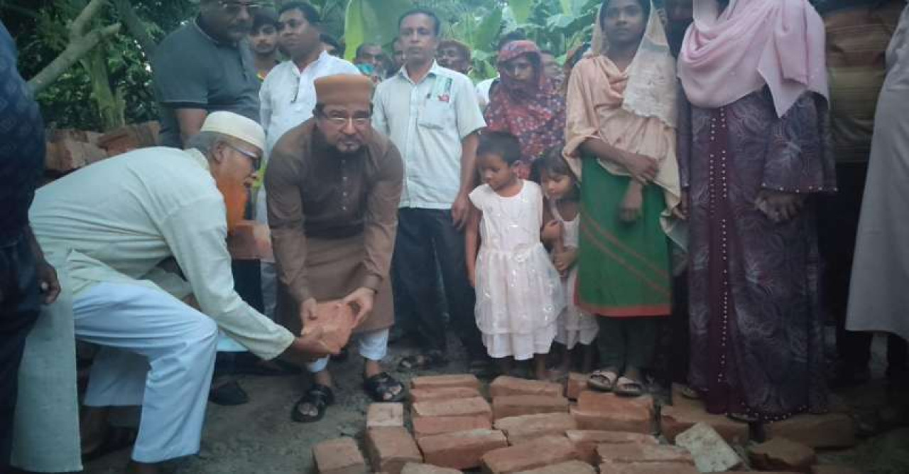 দুর্গাপুরে আব্দুস সাত্তারের অর্থায়নে কাঁচা রাস্তা সংস্কার করলো এলাকাবাসী