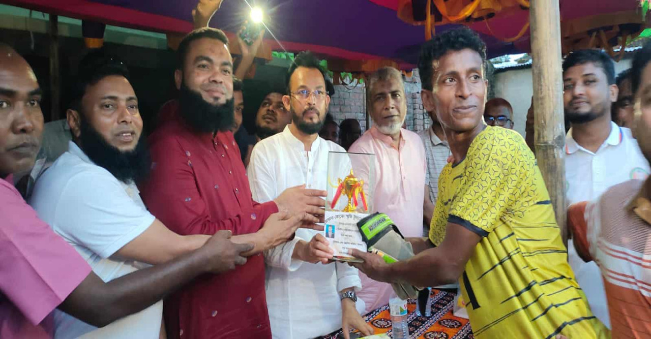 শার্শার উলাশী ইউনিয়ানে আরাফাত রহমান কোকো স্মৃতি ফুটবল টুর্নামেন্ট অনুষ্ঠিত