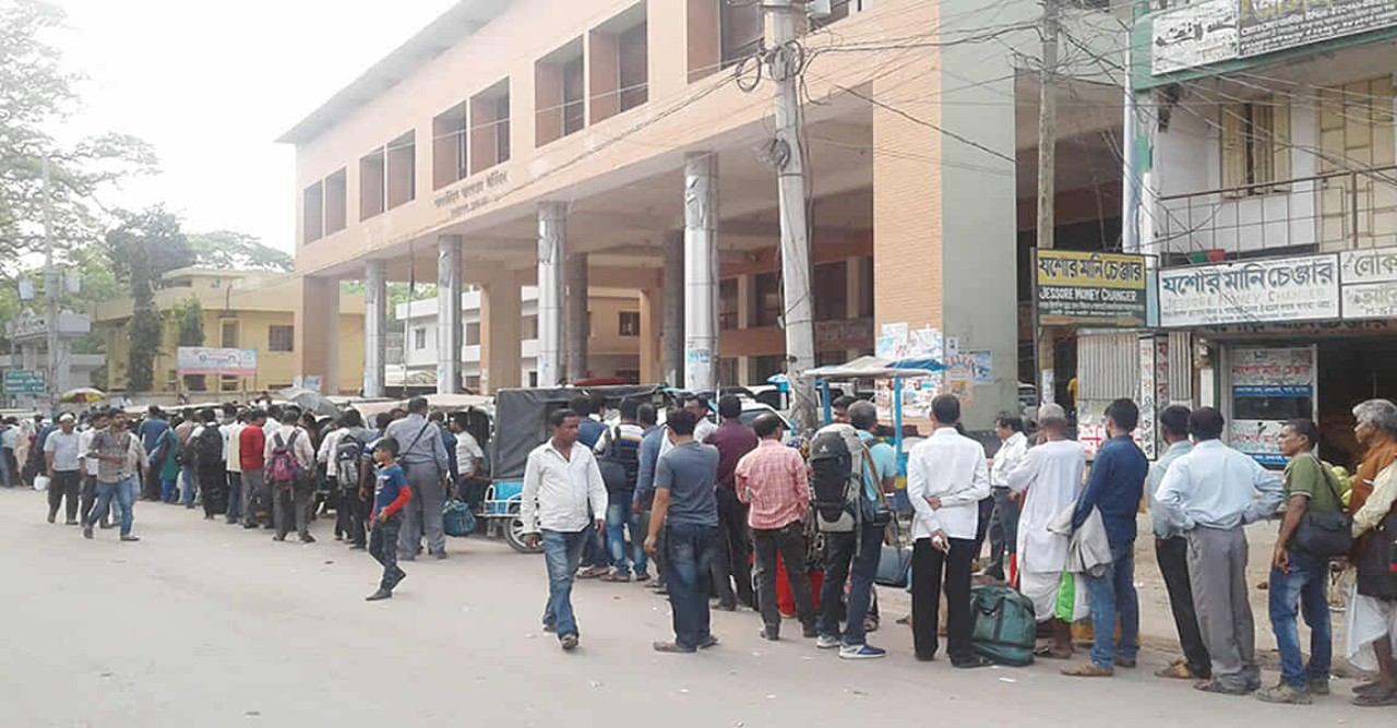 দুর্গাপূজায় বেনাপোল দিয়ে ভারতে যাত্রী পারাপার বেড়েছে, ৪ দিনে ৭ হাজার ৩০৩ জন পারাপার