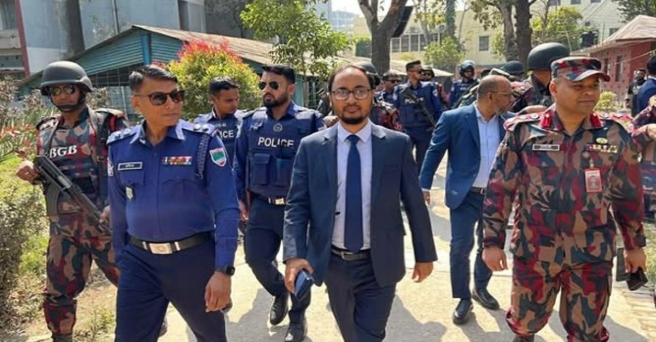 যশোরে রিটার্নিং কর্মকর্তা ও পুলিশ সুপারের ভোটকেন্দ্র পরিদর্শন