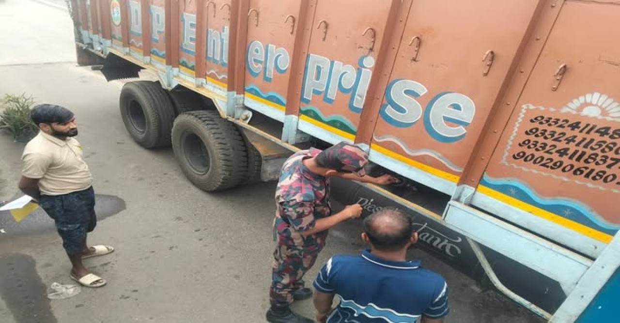 যশোর সীমান্তে জ্বালানি তেলের পাচার ঠেকাতে সীমান্তে সতর্ক বিজিবি