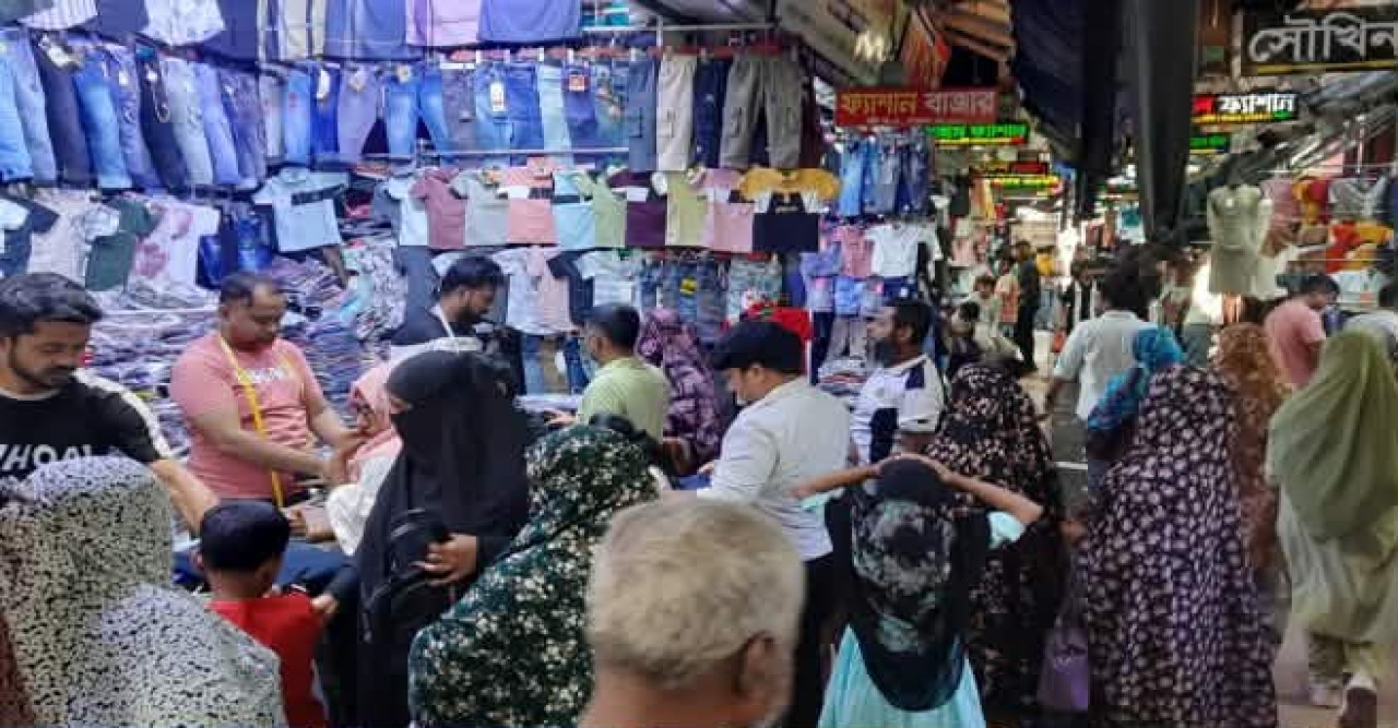 ফার্সি ড্রেস আর জিন্স পাঞ্জাবিতে নজর শিশুদের