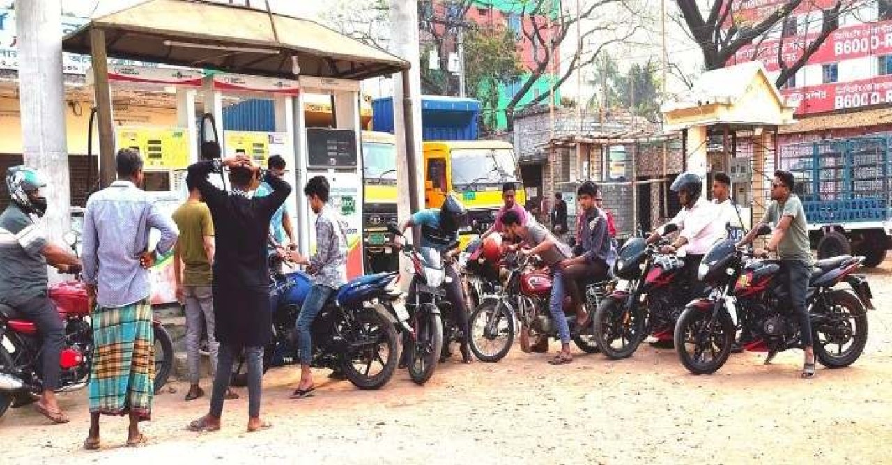 শার্শা-বেনাপোলে জ্বালানি তেলের তীব্র সংকট, পাম্পগুলোতে উপচে পড়া ভিড়