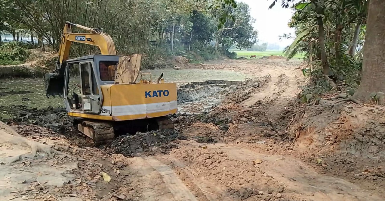 মান্দায় পুকুর খননের মাটি বিক্রি: ৫০ হাজার টাকা জরিমানা