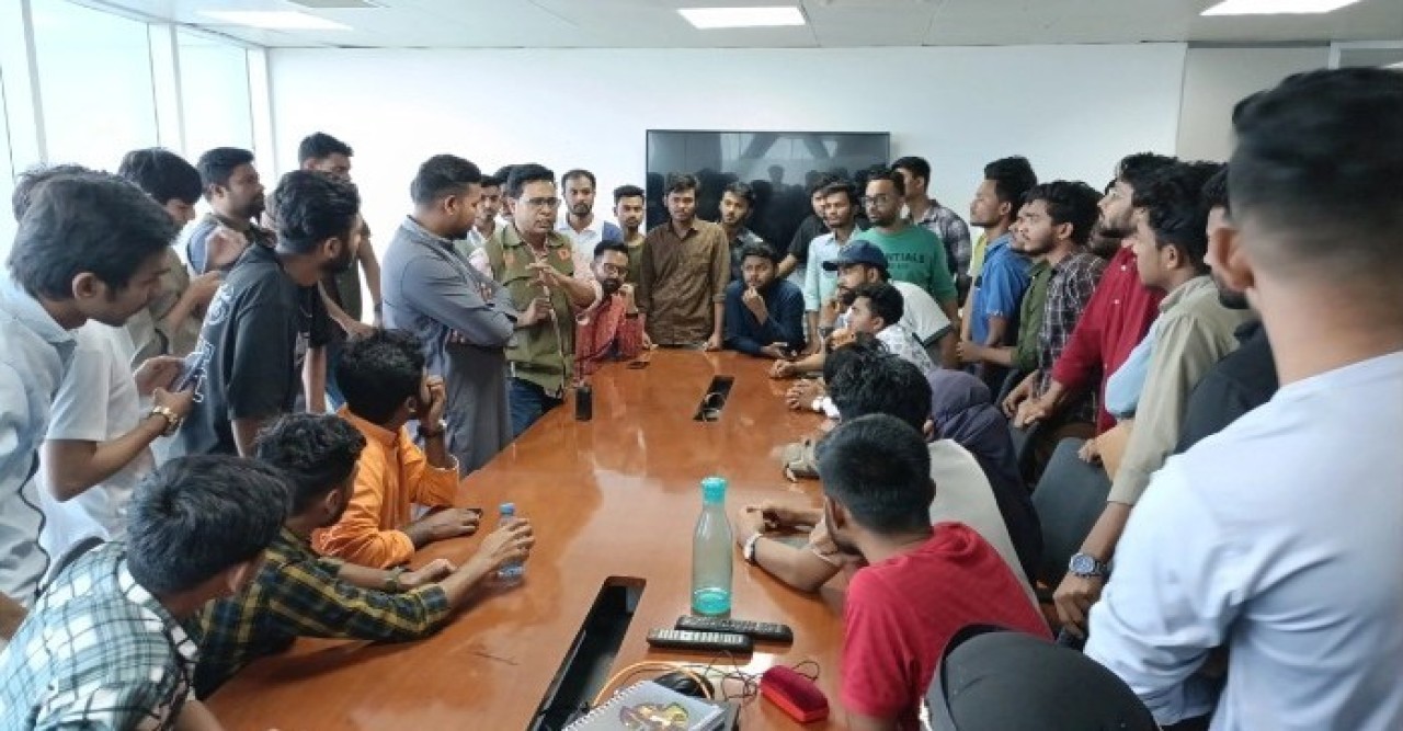 আইটি পার্ক যশোর  চালডাল কর্মীদের বেতন নিয়ে বিক্ষোভ