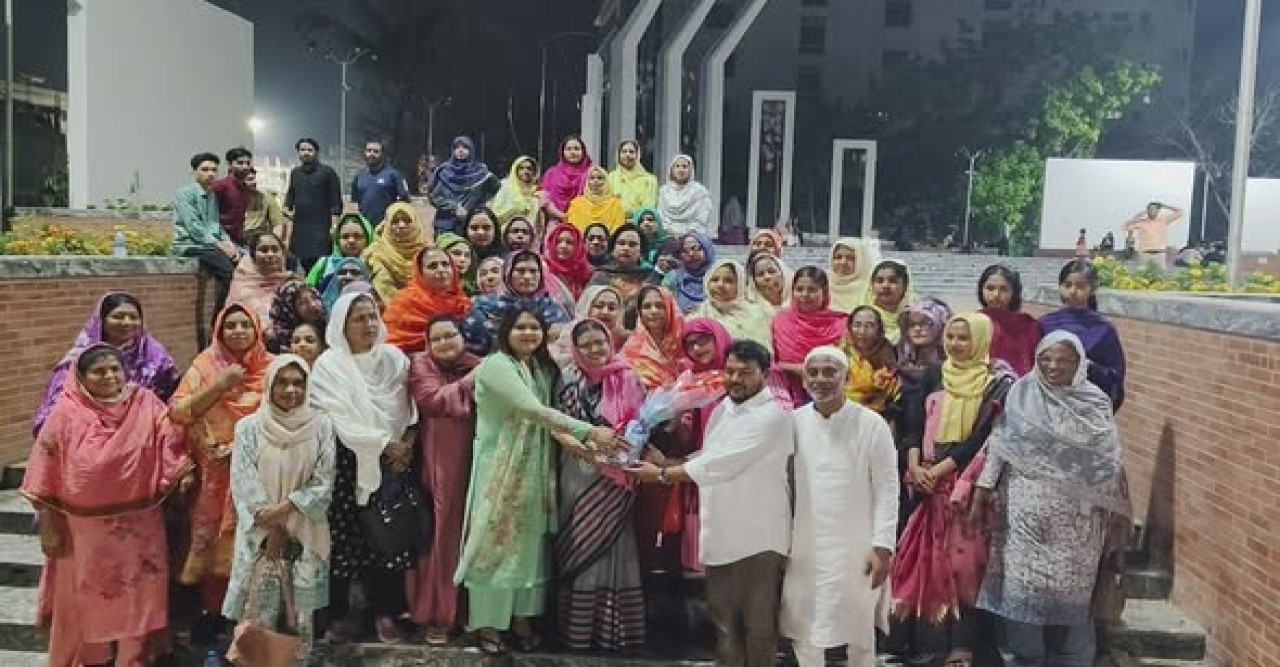 কেন্দ্রীয় শহীদ মিনারে রাসিক প্রশাসক রিটনের সাথে মহানগর বিএনপি ও মহিলা দলের সৌজন্য সাক্ষাৎ