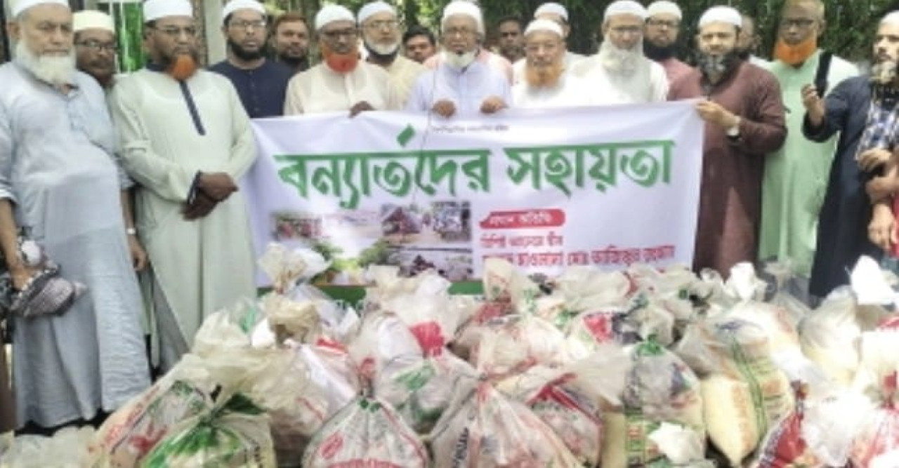 বেনাপোলে পৌর উন্নয়ন ও দরিদ্র স্বেচ্ছাসেবী সংগঠনের উদ্যোগে বন্যার্তদের মাঝে ত্রাণ বিতরণ