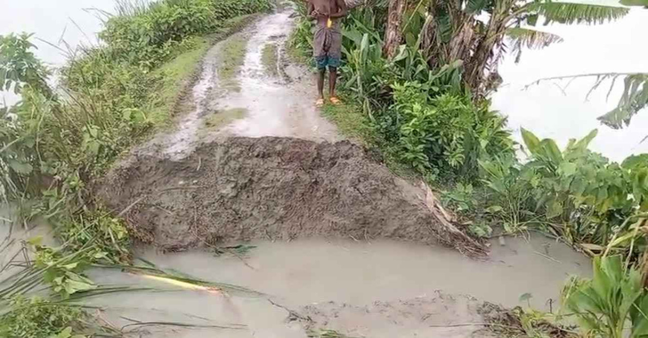 দুমকীতে বাঁধ ভেঙে পানিবন্দি শতাধিক পরিবার