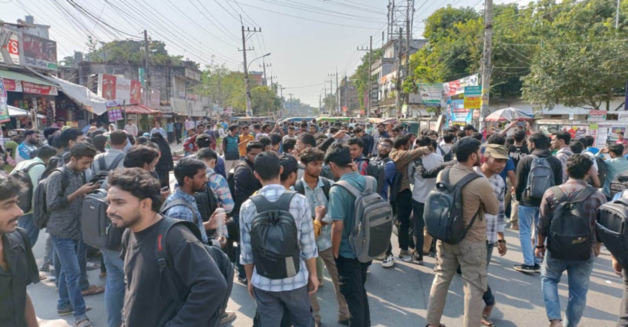 রাবি শিক্ষার্থীদের ওপর হামলার প্রতিবাদে ঢাকা-রাজশাহী মহাসড়ক অবরোধ